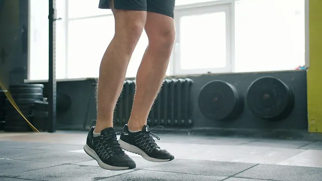 Piernas saltando a la comba de puntillas