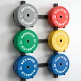 Ver imagen 5: Discos bumper ManiBoom de colores guardados en un soporte de pared