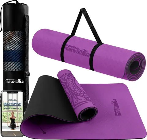 Esterilla de yoga morada La Mente es Maravillosa enrollada junto a su bolsa